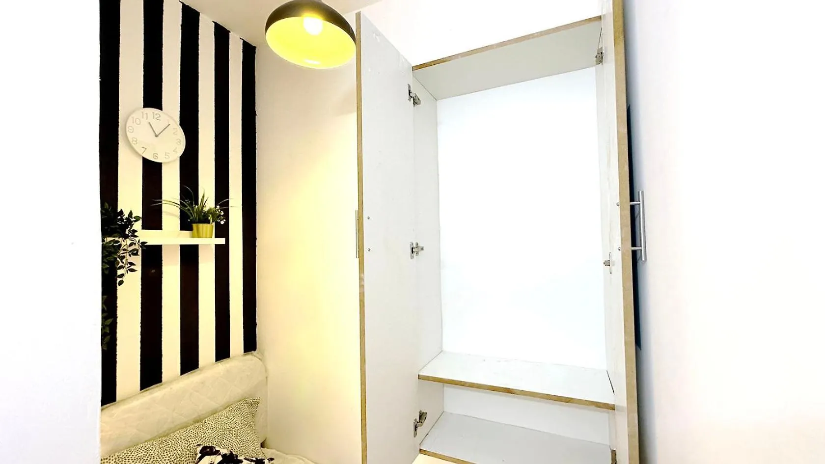 Cozy Corner Partition Room Near Burjuman Metro Dubai Homestay