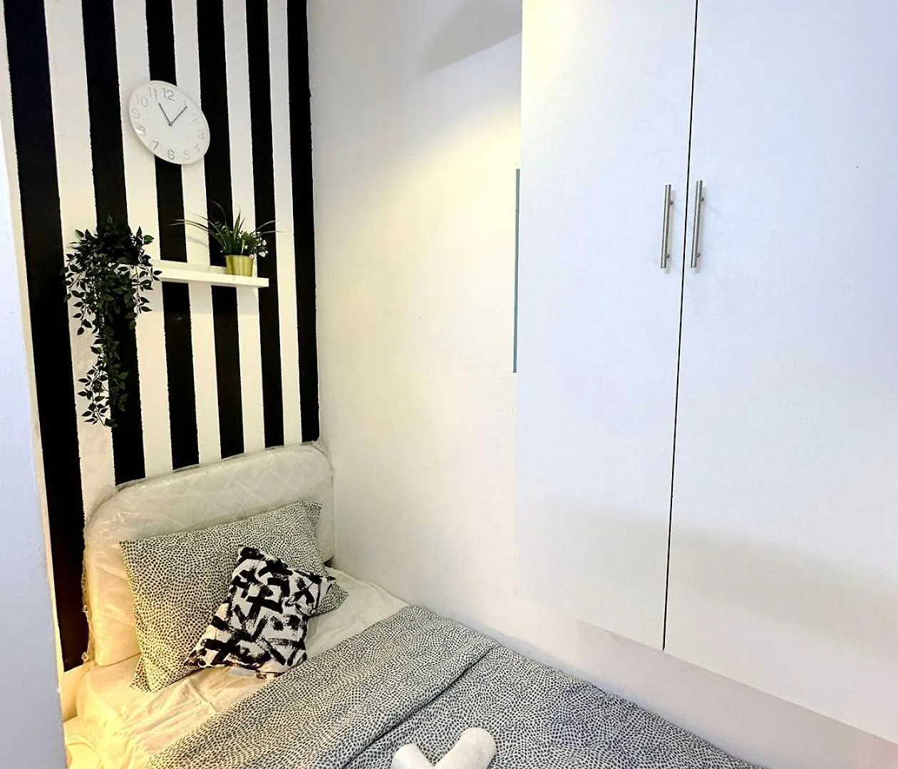 Cozy Corner Partition Room Near Burjuman Metro Dubai Homestay