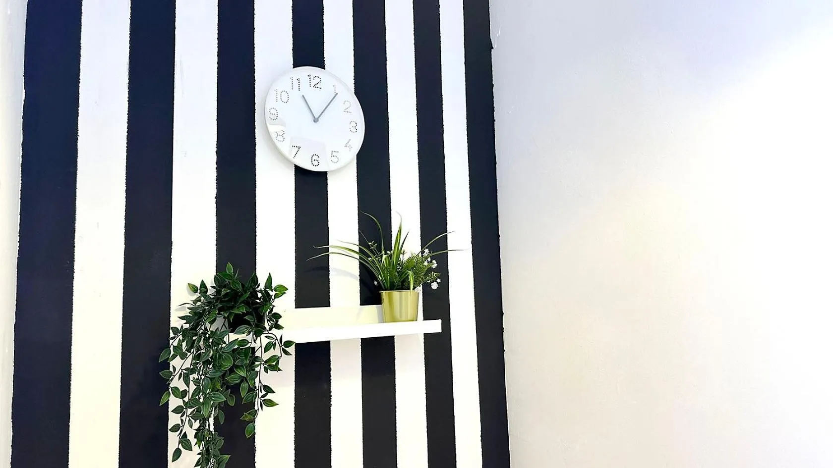 Homestay Cozy Corner Partition Room Near Burjuman Metro Dubai United Arab Emirates
